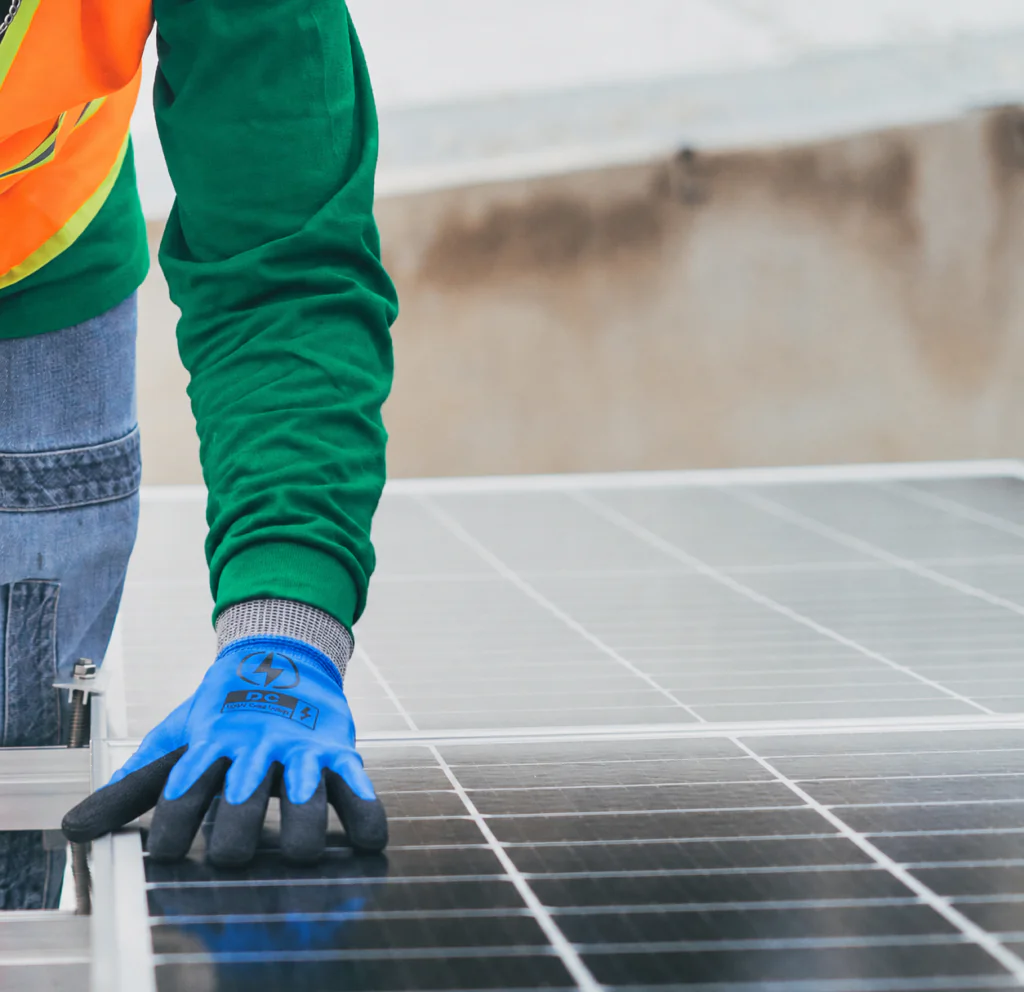 Incendi e fotovoltaico: come prevenirli e perché la manutenzione protegge il tuo investimento