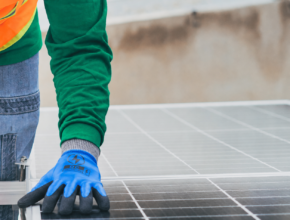 Incendi e fotovoltaico: come prevenirli e perché la manutenzione protegge il tuo investimento