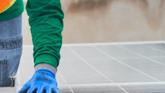Incendi e fotovoltaico: come prevenirli e perché la manutenzione protegge il tuo investimento